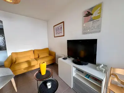 Télévision ou salle de divertissement dans l'établissement Duplex moderne 5 pers, vue océan, wifi inclus - FR-1-323-595