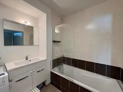Salle de bains dans l'établissement Duplex moderne 5 pers, vue océan, wifi inclus - FR-1-323-595