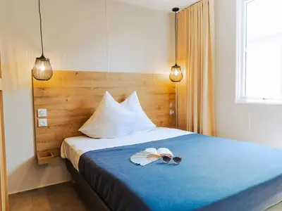 Un ou plusieurs lits dans un hébergement de l'établissement Mobil-home avec terrasse, 2 chambres doubles, cuisine équipée - API-1-52-1467