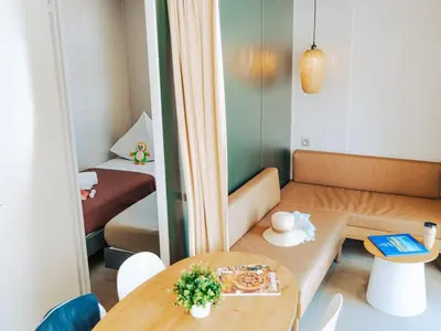 Coin salon dans l'établissement Mobil-home avec terrasse, 2 chambres doubles, cuisine équipée - API-1-52-1467