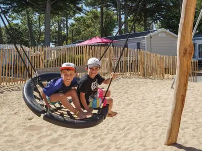 Clients de l'établissement Mobil-home avec terrasse, 2 chambres doubles, cuisine équipée - API-1-52-1467