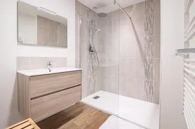 Salle de bains dans l'établissement La Tisserande, pratique et proche du PuyduFou