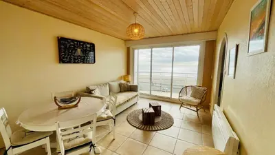 Coin salon dans l'établissement Océan immersif, appartement du front de mer