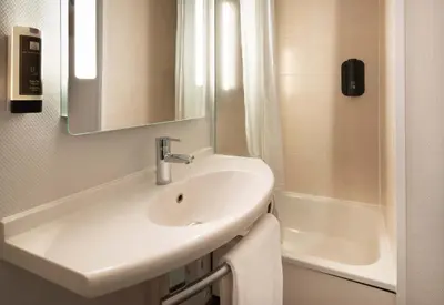 Salle de bains dans l'établissement B&B HOTEL Nantes Parc Expos La Beaujoire