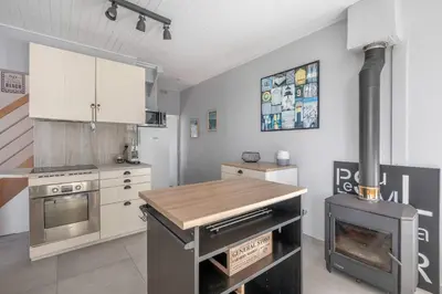 Cuisine ou kitchenette dans l'établissement Maison à 100m de la mer - jardin pour 4