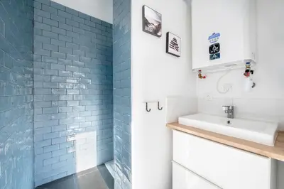 Salle de bains dans l'établissement Maison à 100m de la mer - jardin pour 4