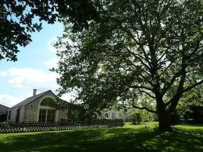 Jardin de l'établissement Holiday Home Au Bas Chalonge Gîte by Interhome