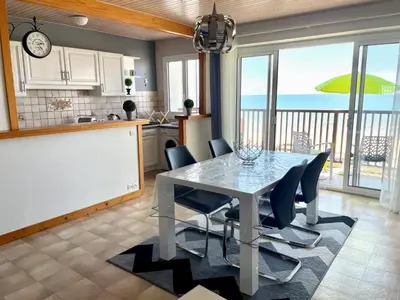 Cuisine ou kitchenette dans l'établissement Apartment APPARTEMENT GRAND BALCON FACE MER WIFI GRATUIT by Interhome