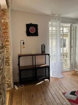 Télévision ou salle de divertissement dans l'établissement La Madeleine