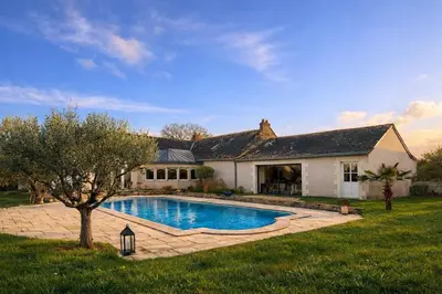 Piscine de l'établissement Séjour Prestige Moulin XVIe Piscine & Calme ou située à proximité