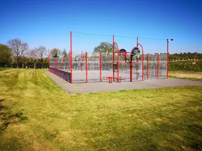Aire de jeux pour enfants de l'établissement Camping Au Bois Du Cé à 3km du Puy duFou