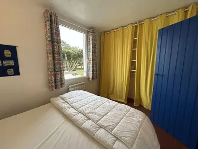 Un ou plusieurs lits dans un hébergement de l'établissement Maison familiale lumineuse, près de la plage, parking inclus - FR-1-224B-251