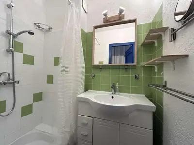 Salle de bains dans l'établissement Maison familiale lumineuse, près de la plage, parking inclus - FR-1-224B-251