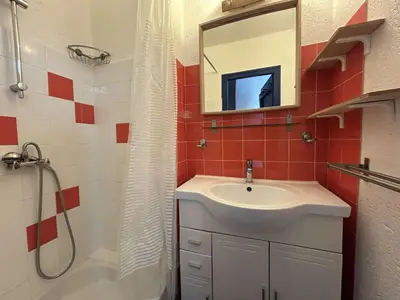 Salle de bains dans l'établissement Maison familiale lumineuse, près de la plage, parking inclus - FR-1-224B-251