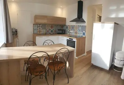 Cuisine ou kitchenette dans l'établissement Les fruitiers de la Sulpiciere la vigne