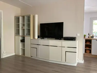 Télévision ou salle de divertissement dans l'établissement Grand appartement avec terrasse et parking