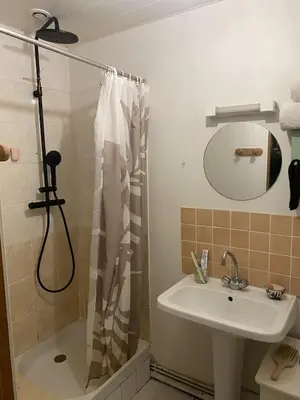Salle de bains dans l'établissement Joli maison de bourg