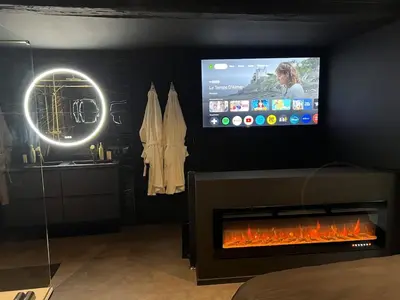 Télévision ou salle de divertissement dans l'établissement Le Lux Nantes Centre