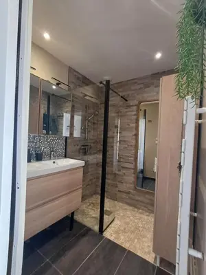 Salle de bains dans l'établissement Logement cosy Cholet près du PUY DUFOU