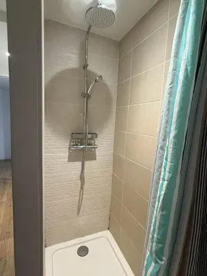 Salle de bains dans l'établissement Large Elegant Duplex - 5 BR - City Center - AC