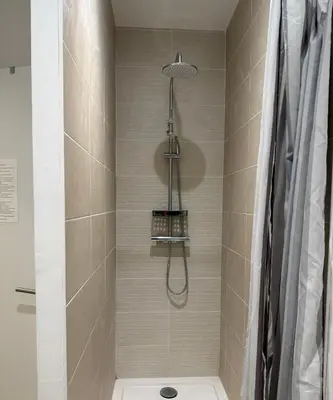 Salle de bains dans l'établissement Large Elegant Duplex - 5 BR - City Center - AC