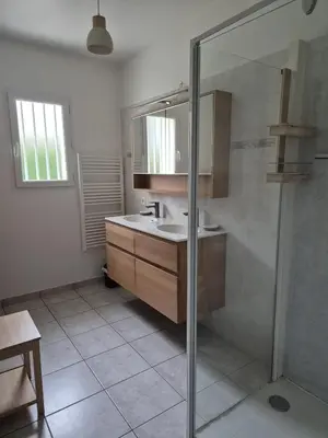 Salle de bains dans l'établissement Maison accueillante à Saint-Hilaire-de-Chaléons avec jardin