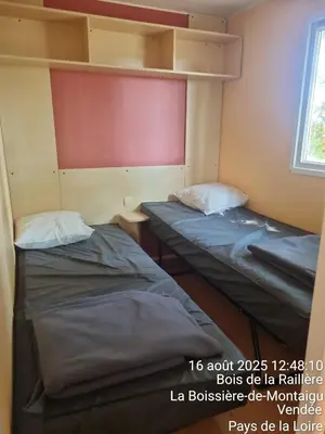 Un ou plusieurs lits dans un hébergement de l'établissement Mobil home confort 3 chambres pour 6 personnes - Idéal séjour Puy duFou F007