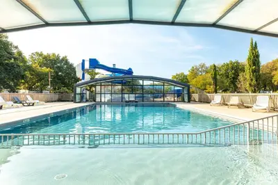 Piscine de l'établissement Mobil home confort 3 chambres pour 6 personnes - Idéal séjour Puy duFou F007 ou située à proximité