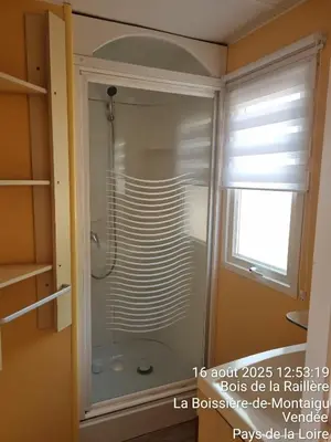 Salle de bains dans l'établissement Mobil home confort 3 chambres pour 6 personnes - Idéal séjour Puy duFou F007