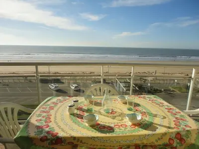 Vue générale sur la mer ou vue sur la mer prise depuis l'appartement