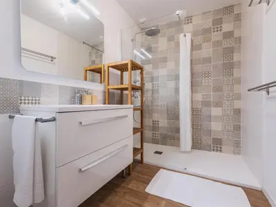 Salle de bains dans l'établissement Maison calme proche plages St Nazaire avec WiFi et parking - FR-1-306-1330