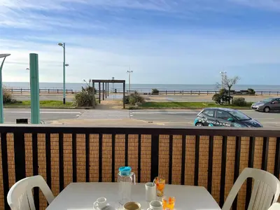 Vue générale sur la mer ou vue sur la mer prise depuis l'appartement