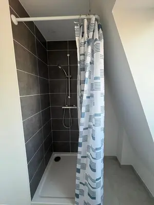 Salle de bains dans l'établissement Maison de ville St Nazaire