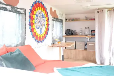 Cuisine ou kitchenette dans l'établissement Caravane cocooning