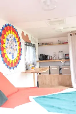 Cuisine ou kitchenette dans l'établissement Caravane cocooning