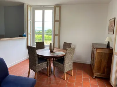Coin salon dans l'établissement Pavillon du XIXème au milieu des vignes