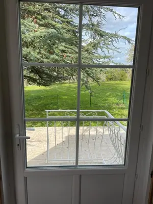 Jardin de l'établissement Pavillon du XIXème au milieu des vignes