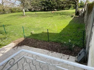 Jardin de l'établissement Pavillon du XIXème au milieu des vignes