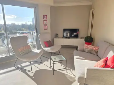 Télévision ou salle de divertissement dans l'établissement Au fil de l'Erdre - Au cœur de Nantes avec vue sur l'Erdre et parking