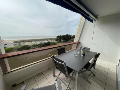 Vue générale sur la mer ou vue sur la mer prise depuis l'appartement
