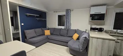Cuisine ou kitchenette dans l'établissement Mobil-Home Le Bois Dormant 87