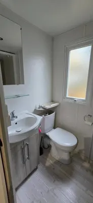 Salle de bains dans l'établissement Mobil-Home Le Bois Dormant 87