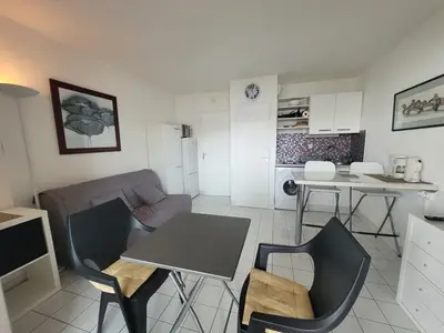 Cuisine ou kitchenette dans l'établissement Superbe T2 avec piscine, balcon, parking privé et proche mer à Saint-Jean-de-Monts - FR-1-777-11