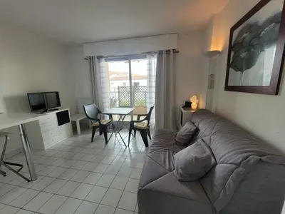 Télévision ou salle de divertissement dans l'établissement Superbe T2 avec piscine, balcon, parking privé et proche mer à Saint-Jean-de-Monts - FR-1-777-11
