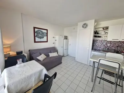 Cuisine ou kitchenette dans l'établissement Superbe T2 avec piscine, balcon, parking privé et proche mer à Saint-Jean-de-Monts - FR-1-777-11