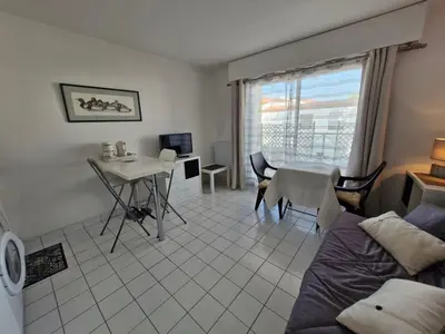 Coin salon dans l'établissement Superbe T2 avec piscine, balcon, parking privé et proche mer à Saint-Jean-de-Monts - FR-1-777-11