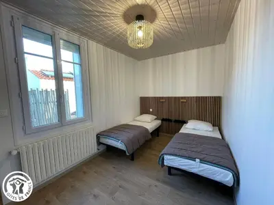 Un ou plusieurs lits dans un hébergement de l'établissement Maison Familiale à 700m Plage, Spa, Animaux Bienvenus - FR-1-426-602