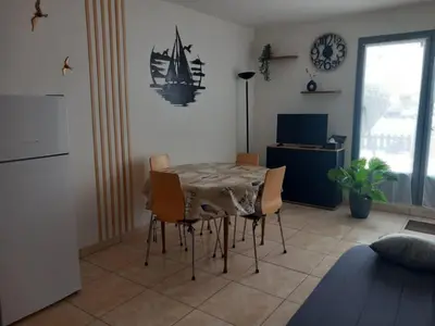 Télévision ou salle de divertissement dans l'établissement Appartement RDC 2 chambres à 50m de la mer