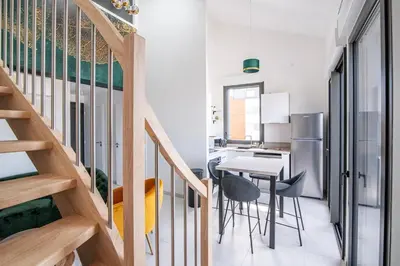 Coin salon dans l'établissement Le Jungle, moderne et cozy!