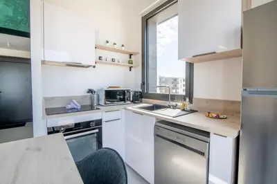 Cuisine ou kitchenette dans l'établissement Le Jungle, moderne et cozy!